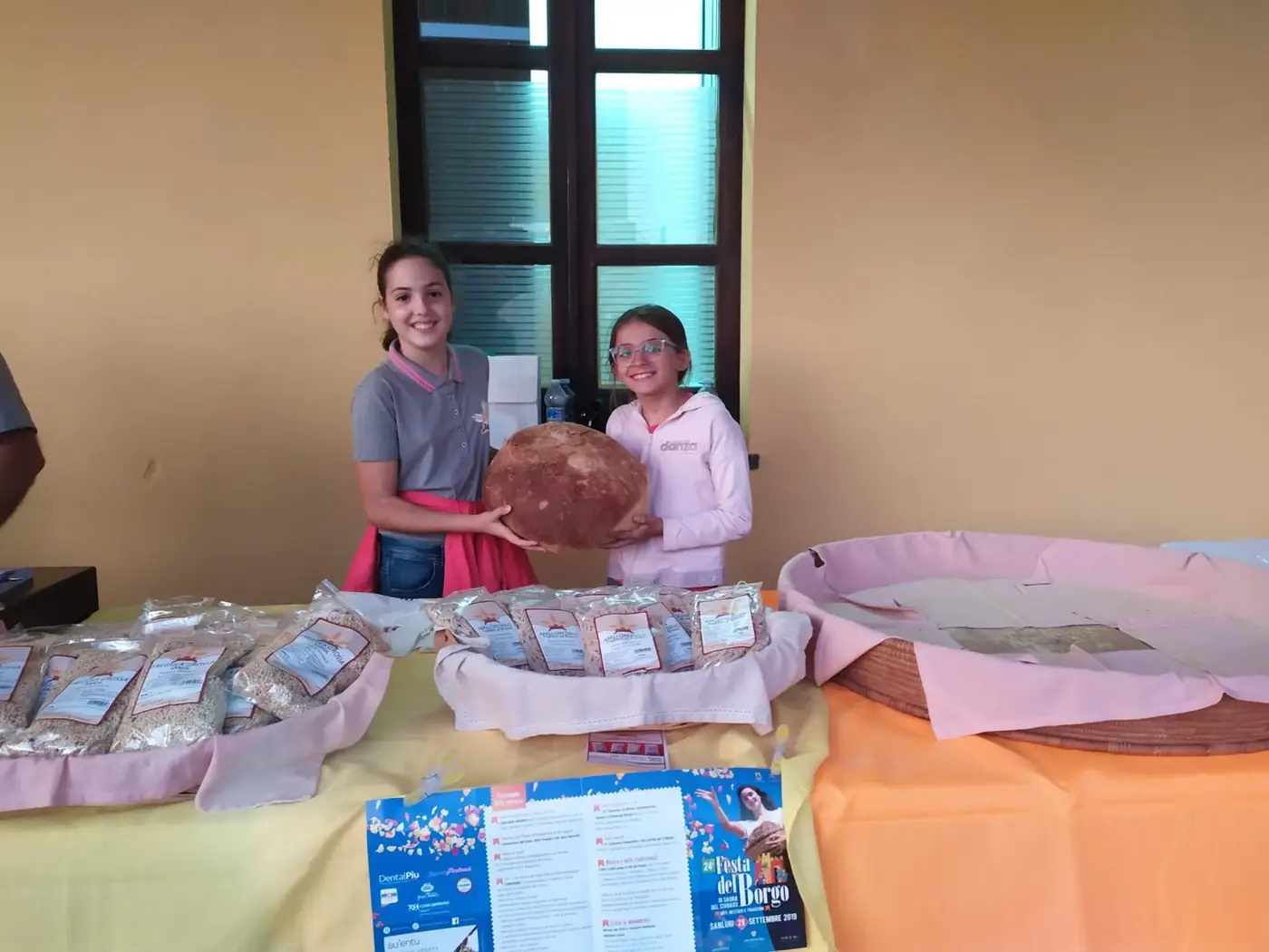Il pane e i malloreddus esposti a una fiera locale