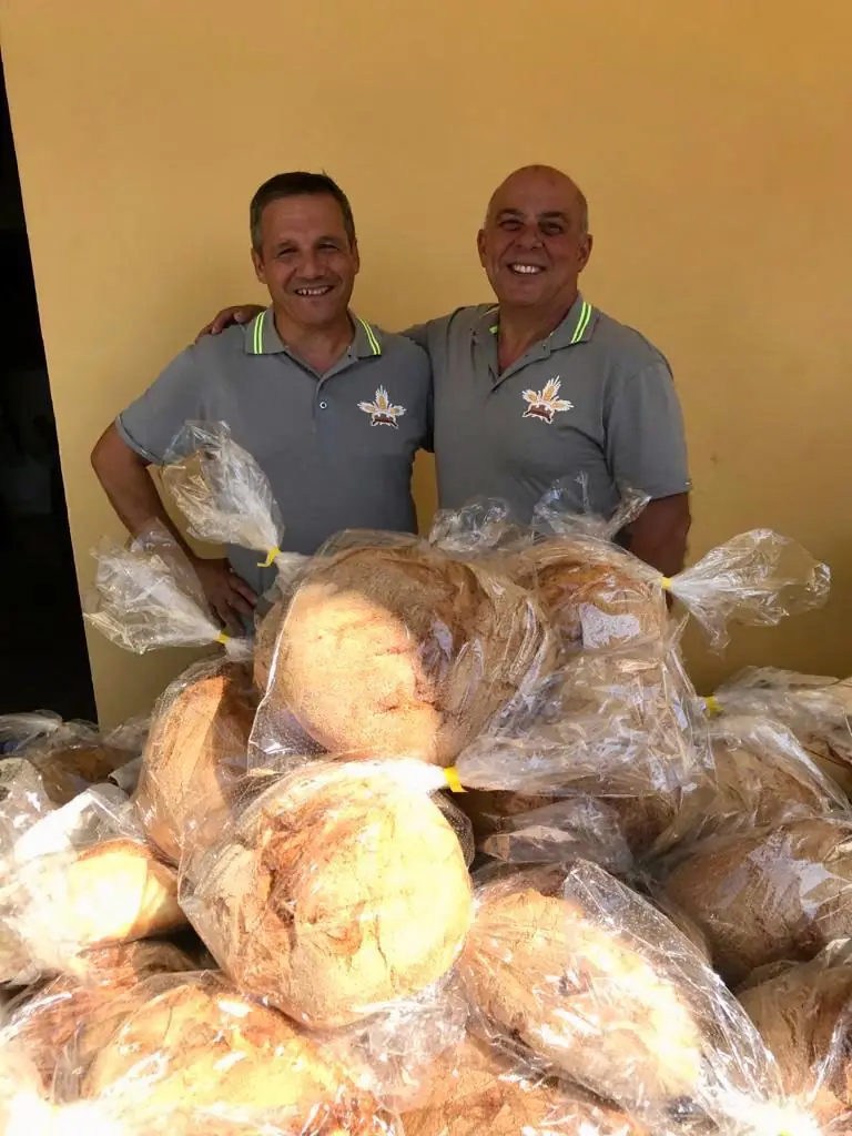 Paolo Floris ed Efisio Lampis insieme, dopo una consegna di Civraxu di Sanluri