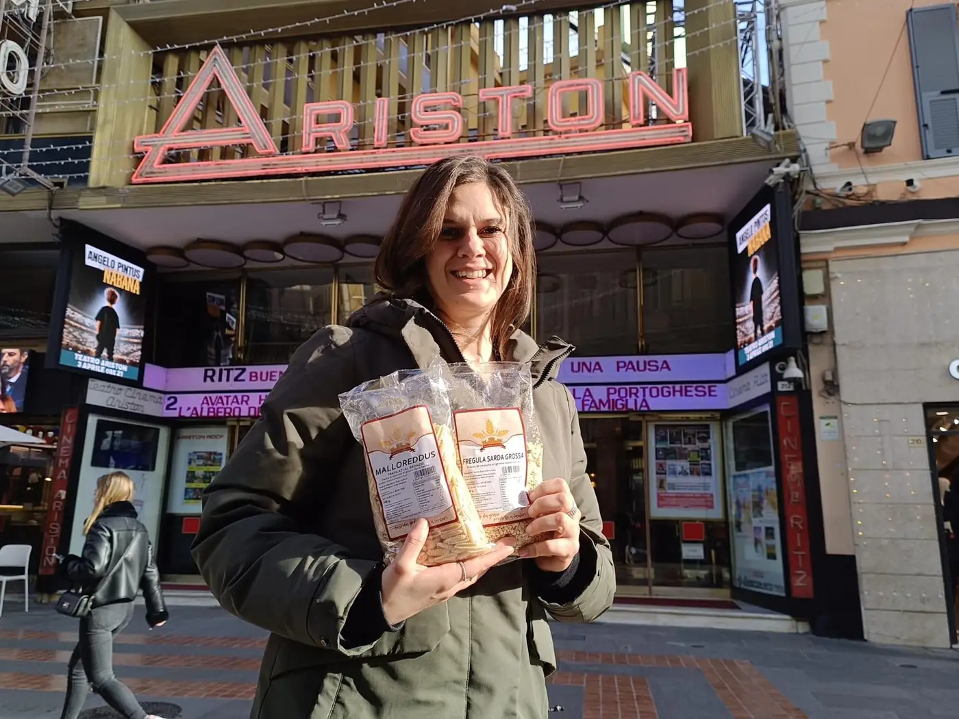 Malloreddus e fregula sarda grossa davanti al Teatro Ariston di Sanremo