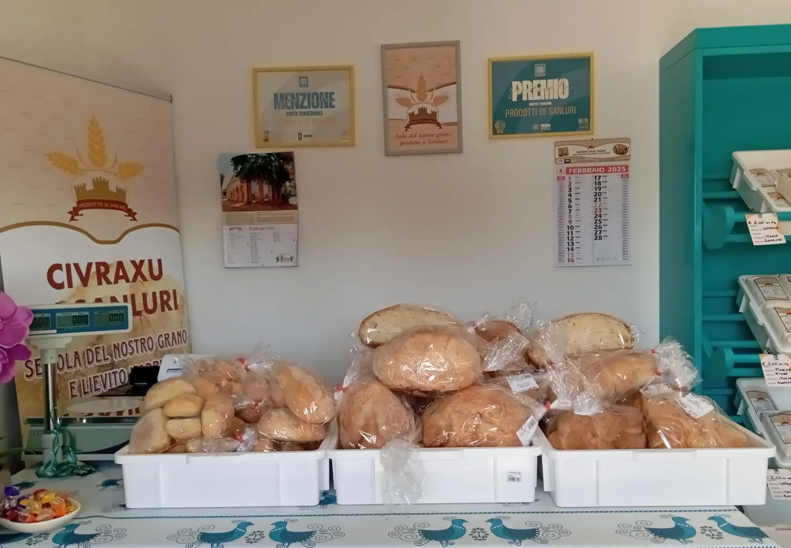 Interno del punto vendita, con il pane appena confezionato