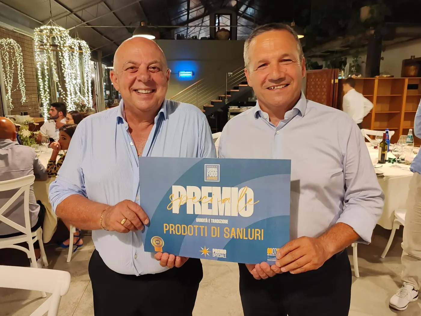 Paolo Floris ed Efisio Lampis ritirano il Premio Speciale Unicità e Tradizione, Sardinia Food Awards, per Prodotti di Sanluri