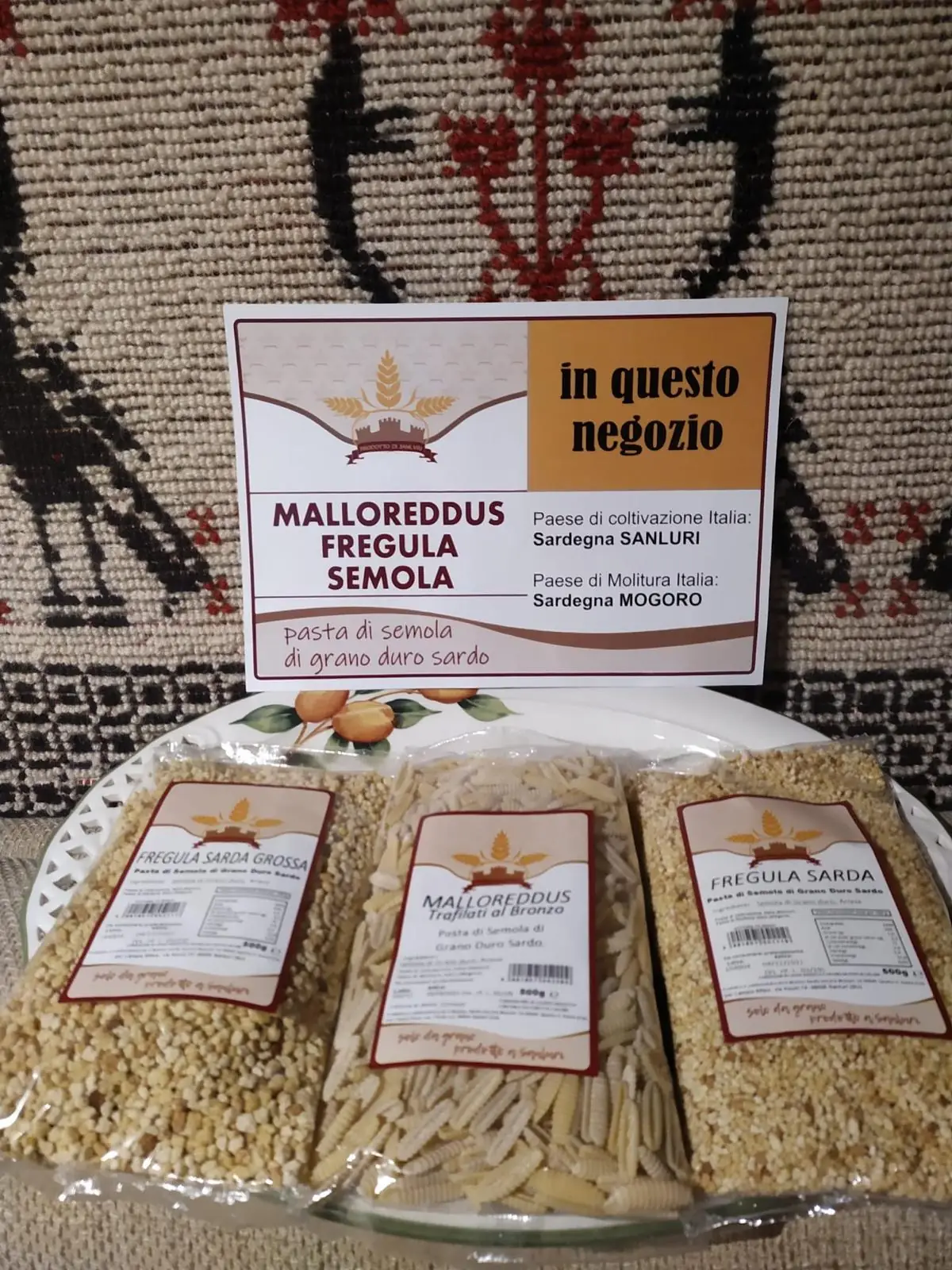 Assortimento di malloreddus e fregula sarda in un punto vendita del territorio